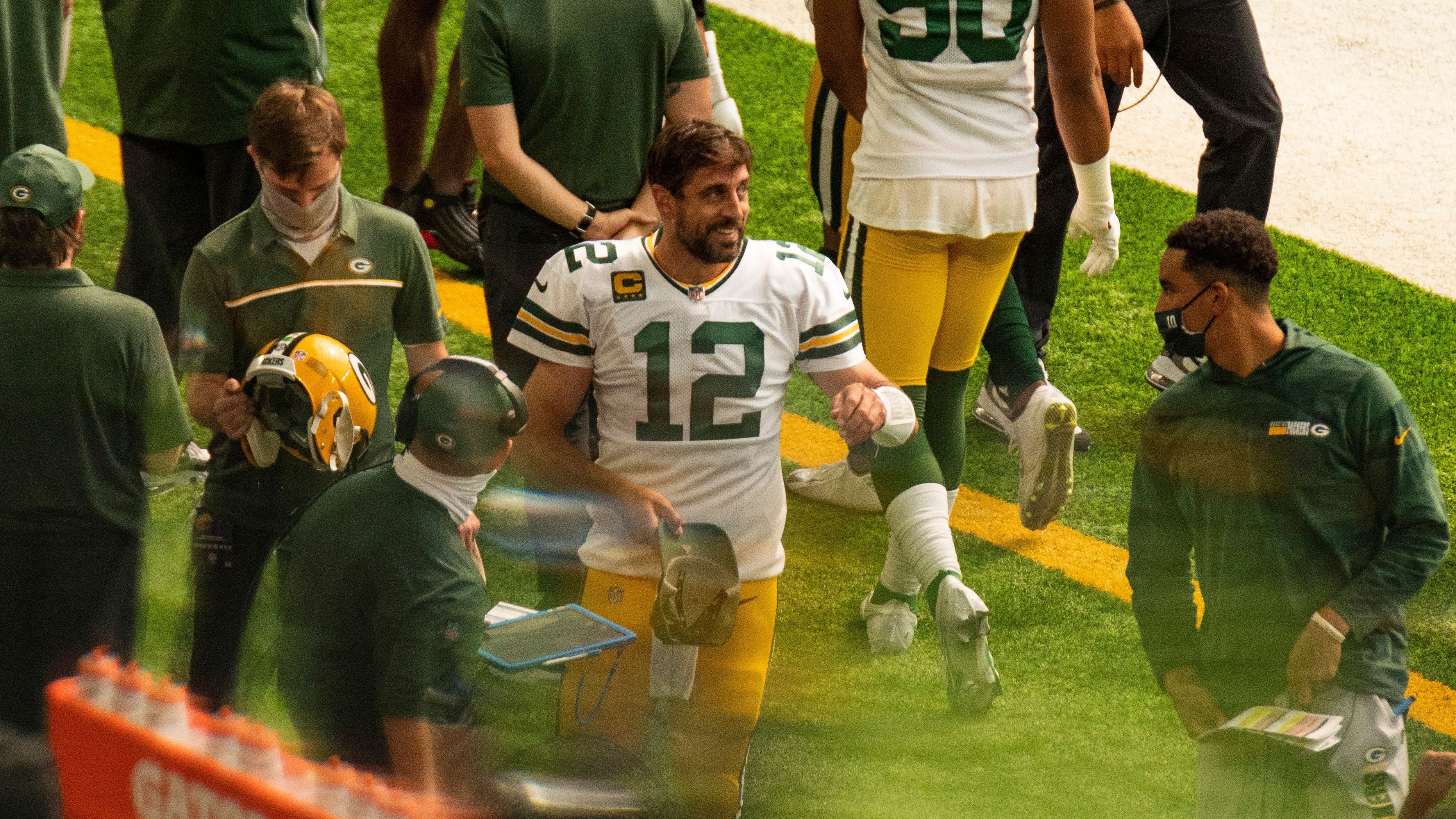 
                <strong>Gewinner: Green Bay Packers</strong><br>
                Aaron Rodgers hatte gut Lachen nach der Partie gegen den großen Rivalen Minnesota Vikings. Nach einer Offseason, in der es zwischen Spieler und Franchise gehörig knirschte und man ihm anstatt weiterer Waffen für einen erneuten Titel-Run im Draft den designierten Nachfolger Jordan Love an die Seite stellte, spielte A-Rod (32/44, 364 Passing Yards, 4 Passing Touchdowns) groß auf und machte unmissverständlich deutlich, dass er noch lange nicht fertig ist in Green Bay. Das Zusammenspiel mit Lieblingsanspielstation Devante Adams funktionierte bereits schlafwandlerisch (14 Receptions, 156 Passing Yards, 2 TDs) und machte Lust auf mehr. Beginnende Wachablösung bei den Packers? Ganz im Gegenteil.
              