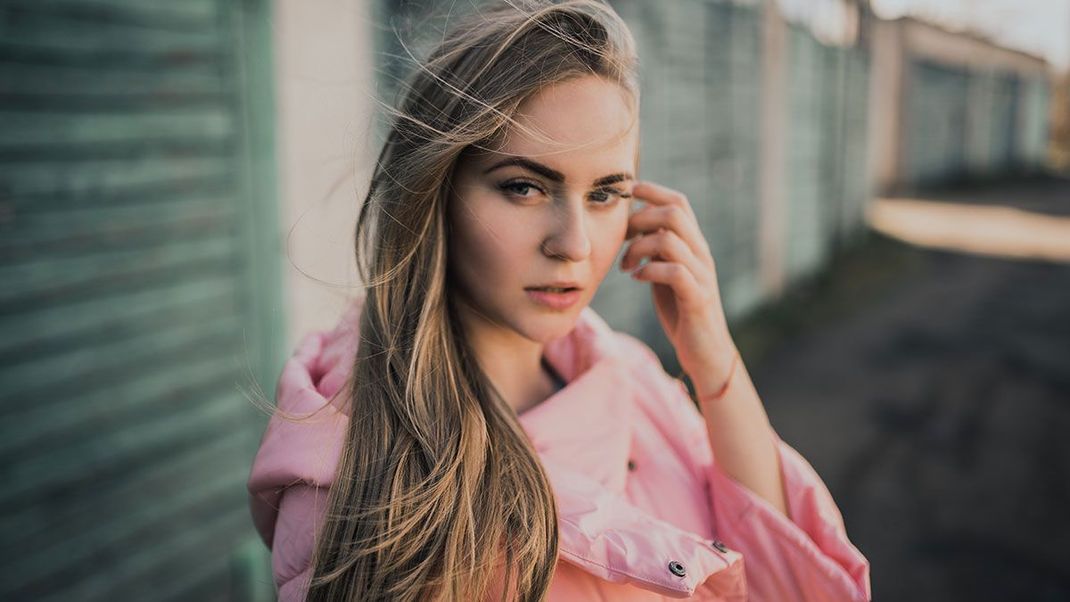 Die Haare etwas wilder gestylt – und zwar mit einem Seitenscheitel. Ein Hairstyling, das besonders gut von einem dunklen Haaransatz ablenkt.