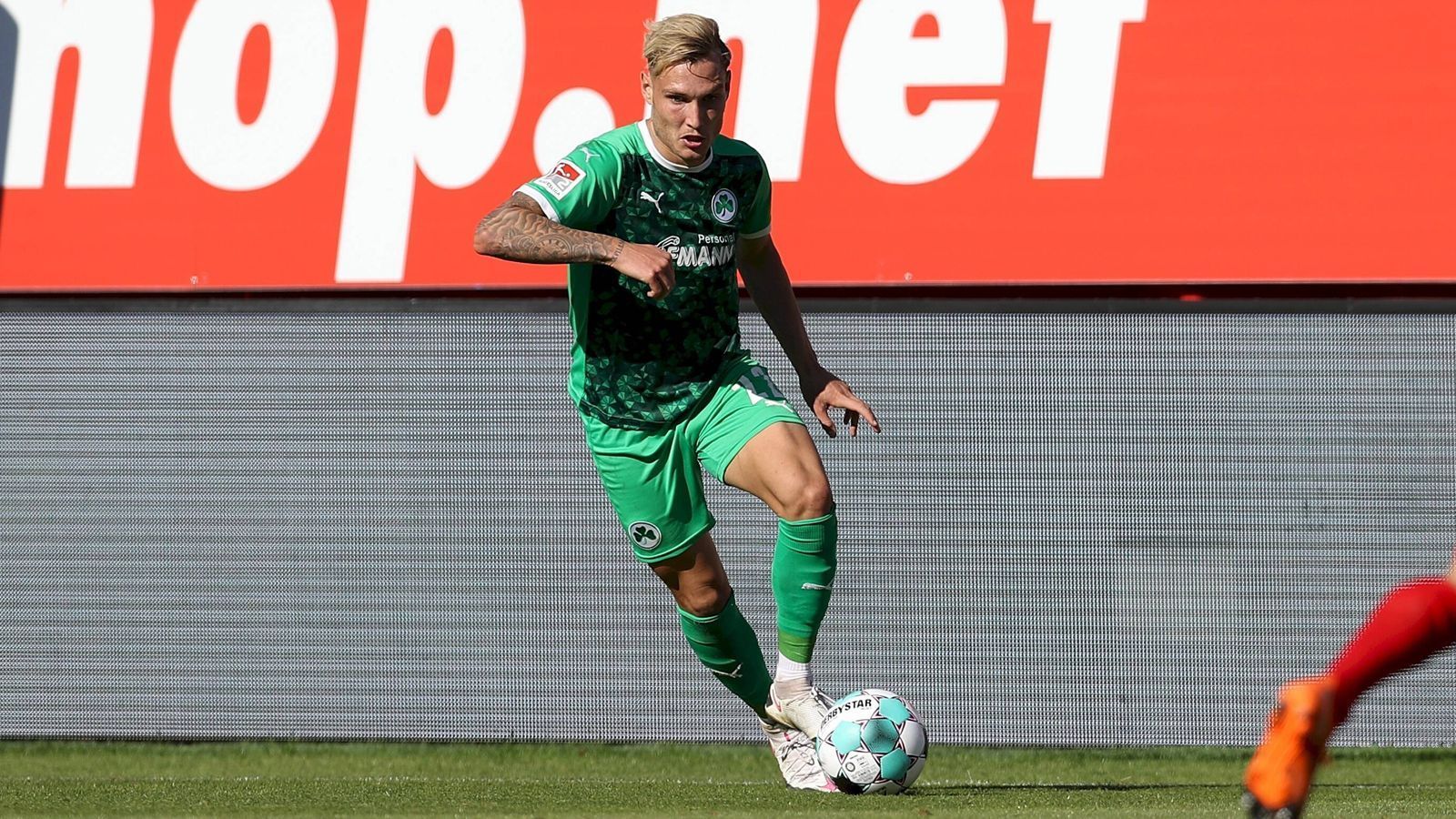 
                <strong>Abwehr: David Raum</strong><br>
                 - Position: Linksverteidiger - - Verein: SpVgg Greuther Fürth - - Alter: 22 Jahre - - U21-Länderspiele: 0 - - 63 Zweitligaspiele für Fürth/ 3 Tore
              