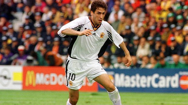 
                <strong>Raul (Spanien)</strong><br>
                Raul (Spanien): Für den damaligen Real-Stürmer wurde die U21-EM 1996 im eigenen Land zum emotionalen Zwiespalt. Einerseits verlor sein Team im Finale gegen Italien. Am Ende räumte Raul aber zumindest einen persönlichen Titel ab. Er wurde mit drei Treffern Torschützenkönig. Im Spätherbst seiner Karriere beehrte Raul die Bundesliga und ging zwei Jahre lang für Schalke auf Torejagd. Im November 2015 beendete er seine Laufbahn mit unter anderem drei Champions-League-Titeln, sechs Meistertiteln und vier Pokalsiegen bei New York Cosmos.
              