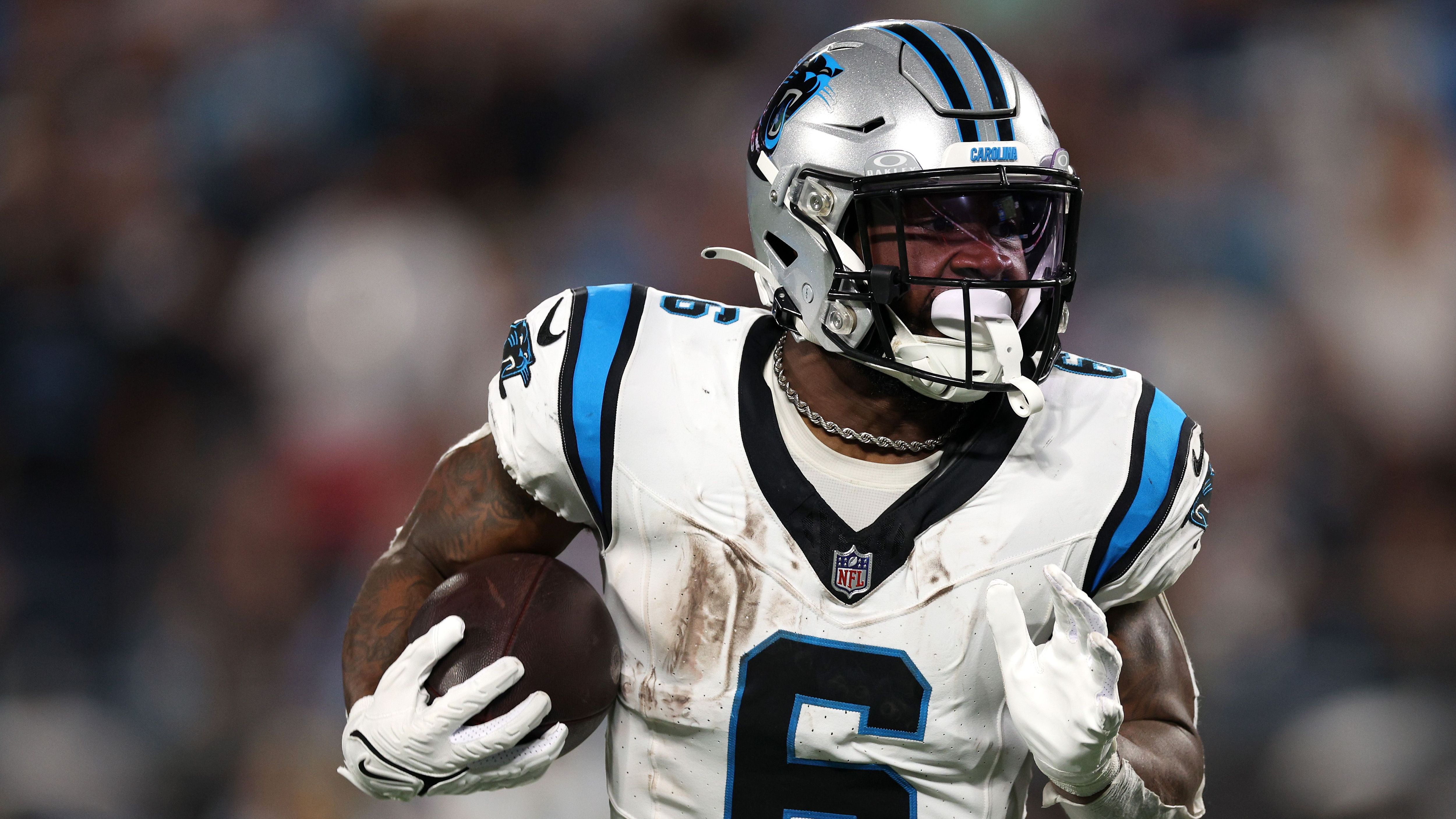 <strong>Carolina Panthers: Miles Sanders</strong><br>54 Carries, 158 Rushing Yards, im Schnitt nur 2,9 Yards pro Lauf und ein Rushing Touchdowns - die ersten Spiele von Miles Sanders bei den Carolina Panthers hätten sicherlich besser laufen können. In den kommenden Spielen muss sich der 26-Jährige steigern, um nicht als "Fehl-Verpflichtung" gesehen zu werden.