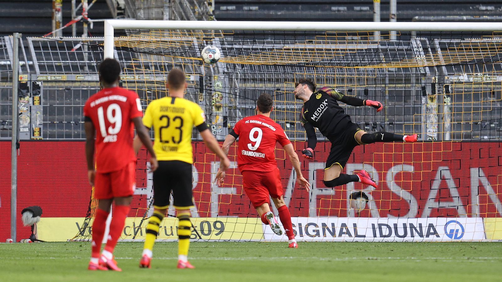 
                <strong>Triumph in Dortmund - Meilenstein zum Meistertitel</strong><br>
                Beim Hinrunden-Duell gegen Dortmund gab Flick sein Bundesliga-Debüt als Bayern-Trainer, beim Rückrunden-Duell legten die Münchner den Grundstein für den Meistertitel in der Saison 2019/20. Joshua Kimmich sorgte am 28. Spieltag mit seinem Tor für einen 1:0-Sieg der Gäste im Signal-Iduna-Park.
              