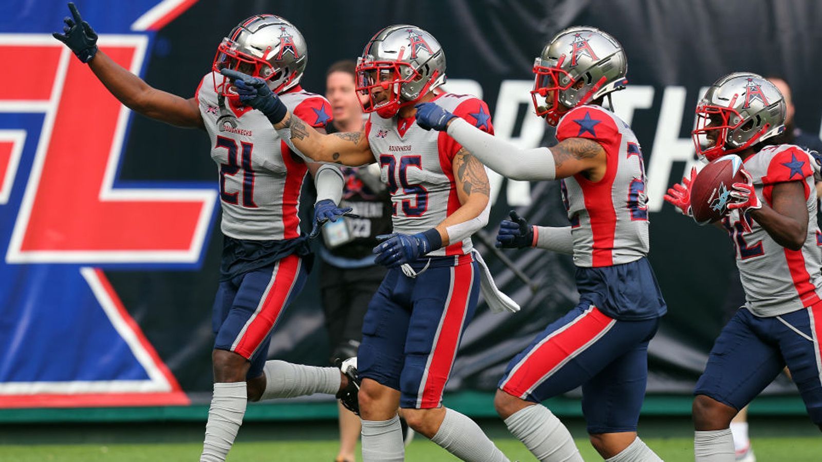 
                <strong>Gewinner: Houston Roughnecks</strong><br>
                Vier Spiele, vier Sieg – die Houston Roughnecks sind das bislang beste Team der XFL. Mit dem 27:20 gegen die Dallas Renegades haben sie ihre Ambitionen als Titelanwärter erneut unterstrichen. 16 Touchdowns in vier Spielen sind der mit Abstand beste Wert der Liga. Quarterback P.J. Walker lieferte mit 239 Passing-Yards und zwei Touchdown-Pässen erneut ein überragendes Spiel ab, ist mit insgesamt 987 Yards der Passing-Leader der XFL. Passempfänger Cam Phillips war gegen Dallas zwar kein großer Faktor, ist mit insgesamt 333 Receiving-Yards aber trotzdem der effektivste Passempfänger der Liga. Kurzum: Wer den Titel gewinnen will, muss wohl an den Roughnecks vorbei.
              