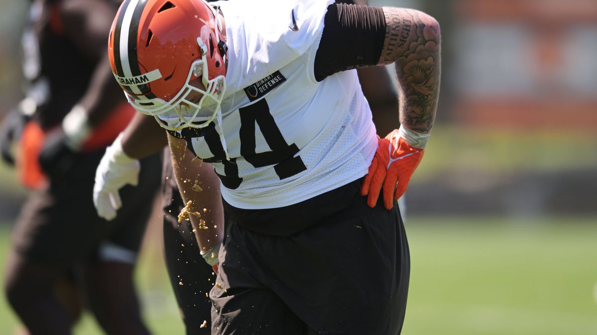 NFL, American Football Herren, USA Cleveland Browns Rookie Minicamp May 10, 2025; Berea, OH, USA; Cleveland Browns defensive tackle Mason Graham (94) gets sick during eleven on eleven drills during...