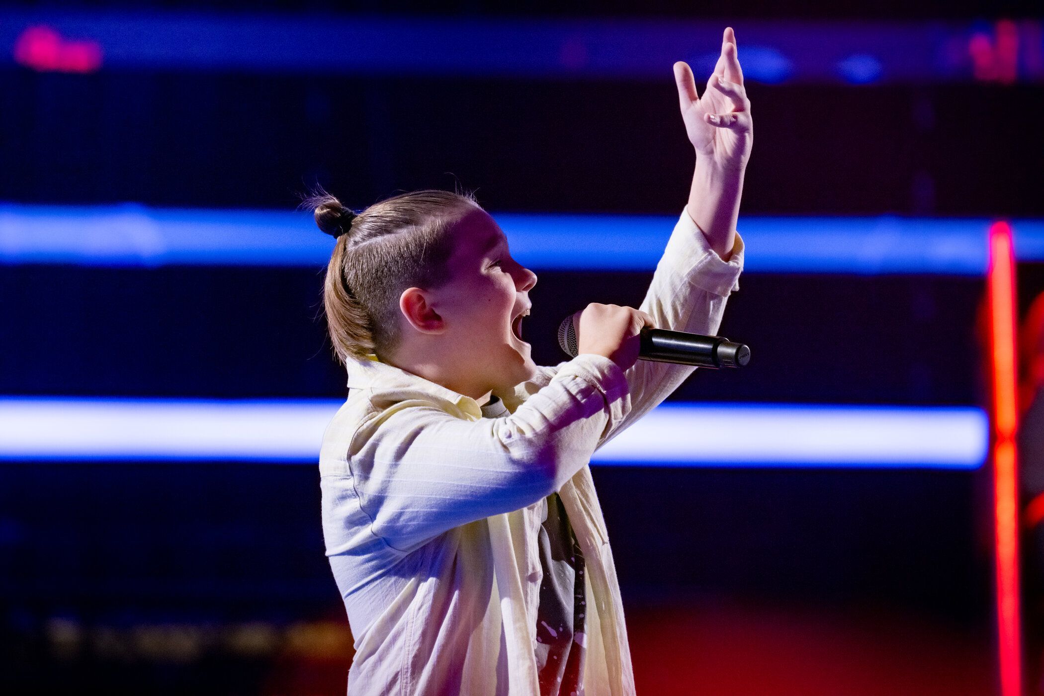 Volodymyr singt auf der Bühne und streckt dabei seine Hand beim Singen. 