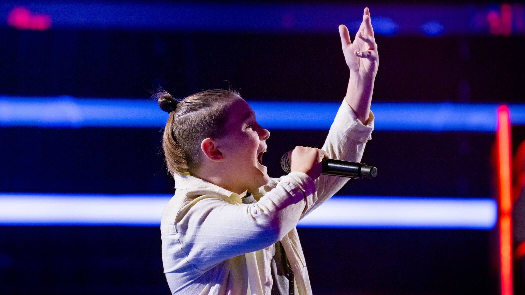 Volodymyr singt auf der Bühne und streckt dabei seine Hand beim Singen. 