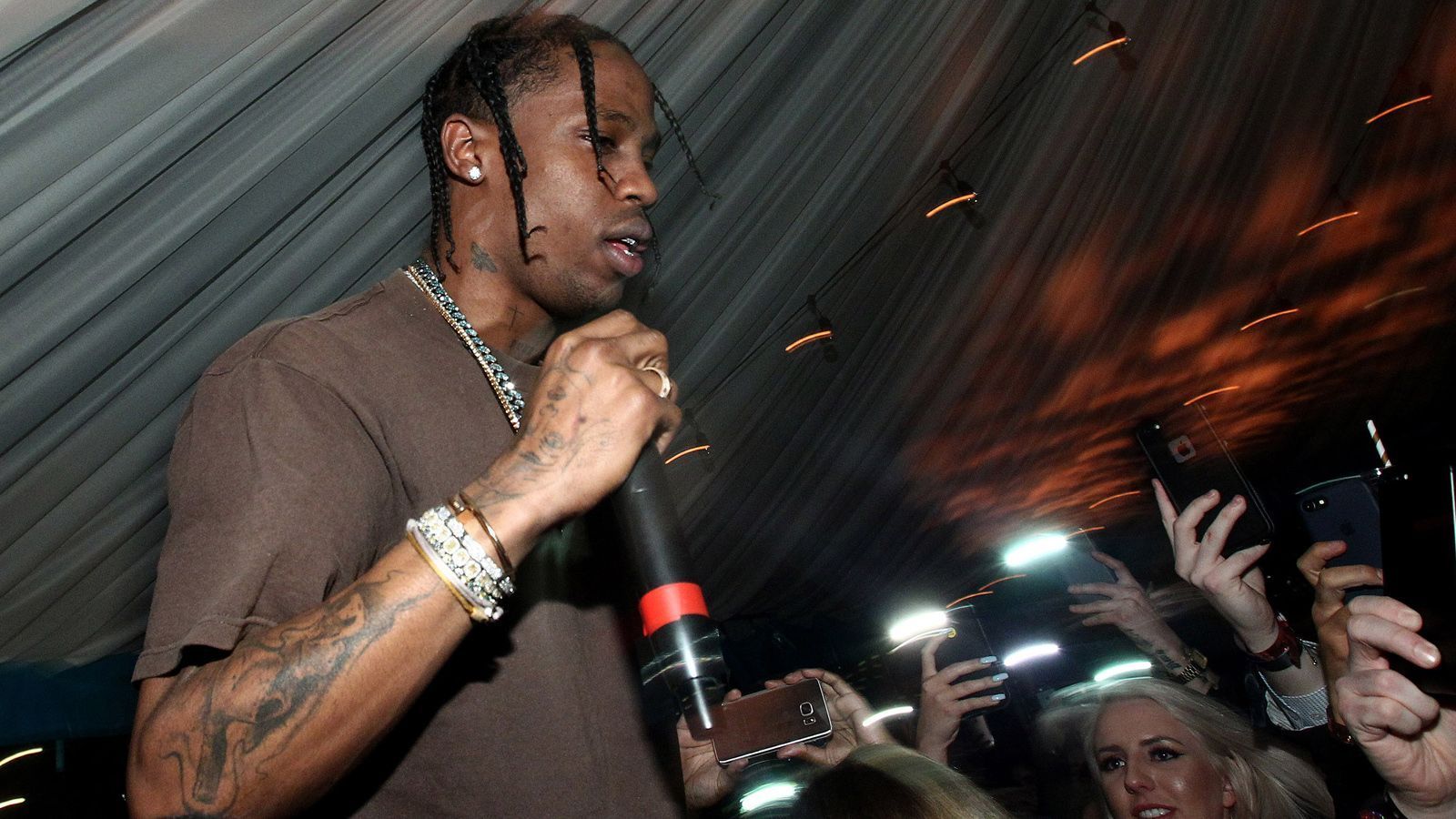 
                <strong>Travis Scott - Rapper</strong><br>
                Nicht nur Drake und Ninja zockten im März 2018 Fortnite: Der Rapper Travis Scott war ebenfalls Teil der Gang und auch sonst ist der 26-Jährige ein großer Fortnite-Fan. Gemeinsam mit Ninja ist er sogar in einer Werbung für Samsung zu sehen, die den Fokus auf das Battle Royale-Spiel legt.
              