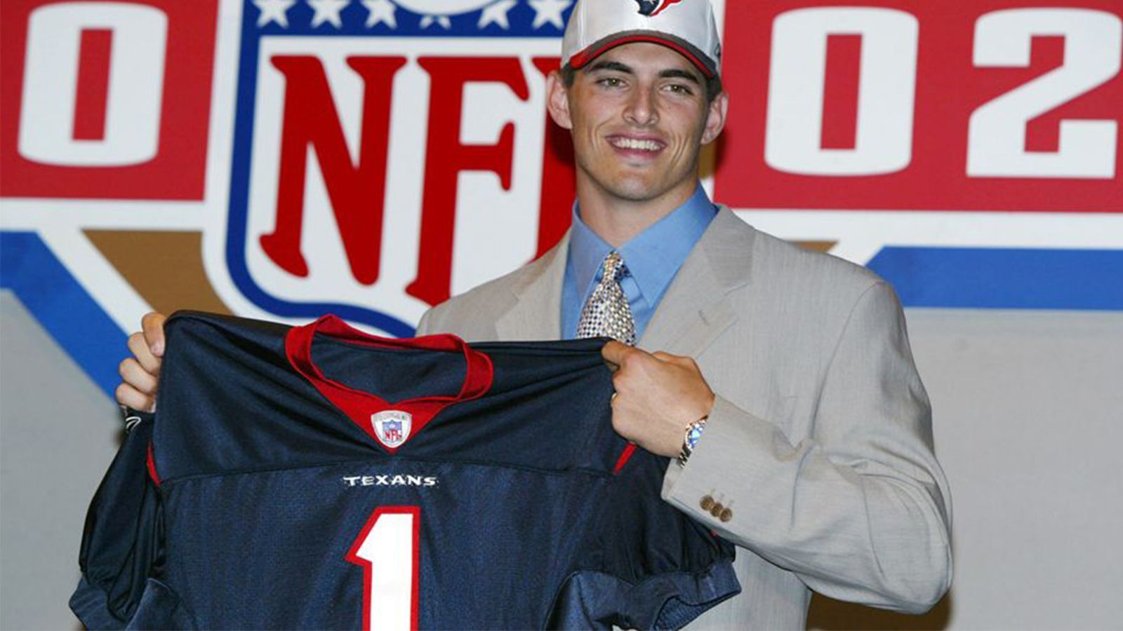 
                <strong>NFL Draft 2002: David Carr</strong><br>
                Die Houston Texans wählen den Quarterback von der Fresno State an erster Stelle, vergessen aber, Carr auch eine O-Line zur Verfügung zu stellen. Nach fünf Jahren in Houston, in denen Carr reichlich einstecken muss, flieht er zunächst zu den Carolina Panthers und den New York Giants, kehrt über die Station San Francisco 49ers 2010 zu den New York Giants zurück, bei denen er als Backup von Eli Manning 2011 auch den Super Bowl gewinnt. 2013 beendet er seine Karriere, ist mittlerweile Analyst beim NFL Network.
              