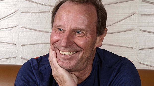
                <strong>Berti Vogts</strong><br>
                Berti Vogts hatte es als Bundestrainer trotz des EM-Gewinns 1996 nicht immer leicht.  Nach seinem Rücktritt versuchte er sich 1999 als Gaststar im Tatort. Unvergessen sein Satz: "Gib dem Kaninchen eine Möhre extra - es hat uns das Leben gerettet!"
              
