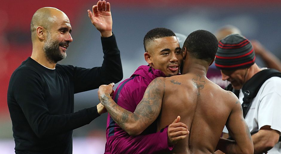 
                <strong>England: Manchester City</strong><br>
                In seinem zweiten Jahr in England hat Pep Guardiola erstmals die Premier League gewonnen. Dabei wurde Manchester City auf dem Sofa Meister: Fünf Spieltage vor Schluss patzte Verfolger Manchester United bei Schlusslicht West Bromwich Albion mit 0:1. Eine Woche zuvor vergab City die erste Titelchance im direkten Duell mit United - das Guardiola-Team verlor nach 2:0-Führung noch mit 2:3. Nun steigt die Meisterfeier fünf Partien vor Schluss. Es ist die fünfte Meisterschaft für Manchester City, die erste seit 2014.
              