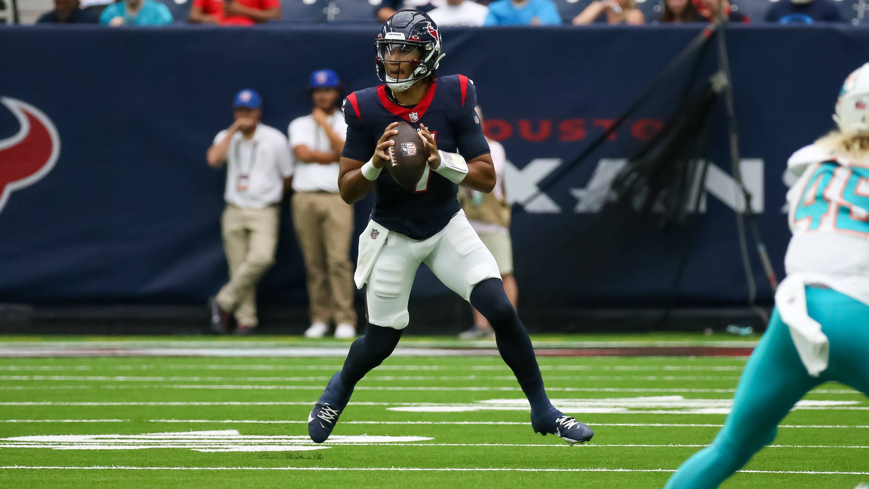 <strong>Houston Texans</strong><br>- C.J. Stroud (Foto): Die Hoffnungen in den Rookie-Quarterback sind groß in Houston.<br>- Laremy Tunsil: Der Star-Left-Tackle wird eine große Hilfe für Stroud.<br>- Derrick Stingley: Eine starke Rookie-Saison hatte der Cornerback in einer insgesamt schwachen Defense.<br>- Will Anderson: Der vielleicht beste Defense-Spieler des vergangenen Drafts.<br>- Robert Woods: Er ist eine wichtige Verstärkung auf der Receiver-Position.