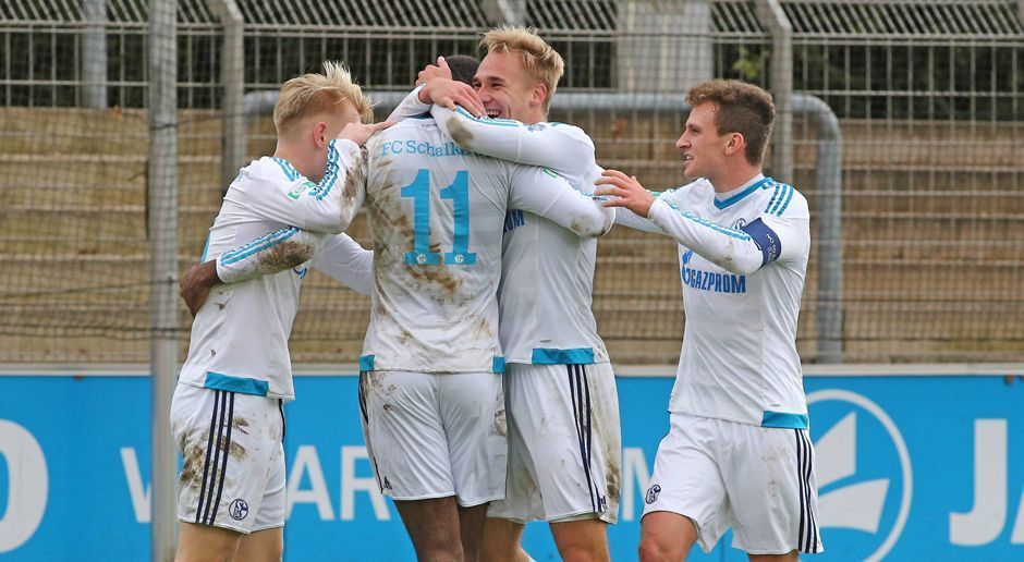 
                <strong>FC Schalke 04</strong><br>
                Im anderen Halbfinale kämpft die U19 des FC Schalke 04 um den Einzug ins Finale und den fünften A-Junioren-Ttiel der Vereinsgeschichte nach 1976, 2006, 2012 und 2015. Bei den königsblauen Junioren verteilt sich die Feuerkraft in der Offensive gleichmäßig auf drei Schultern: Florian Krüger (10), Benjamin Goller (10) und der US-Amerikaner Haji Wright (11), U19-Nationalspieler seines Landes, erzielten zusammen mehr als die Hälfte der Schalker Tore. Allerdings werden es in der Finalrunde die beiden Letztgenannten wohl allein richten müssen - Krüger fällt aufgrund eines Knorpelschadens aller Voraussicht nach aus. In der Defensive der A-Junioren von S04 überzeugte vor allem Erdinc Karakas mit starken Leistungen.
              