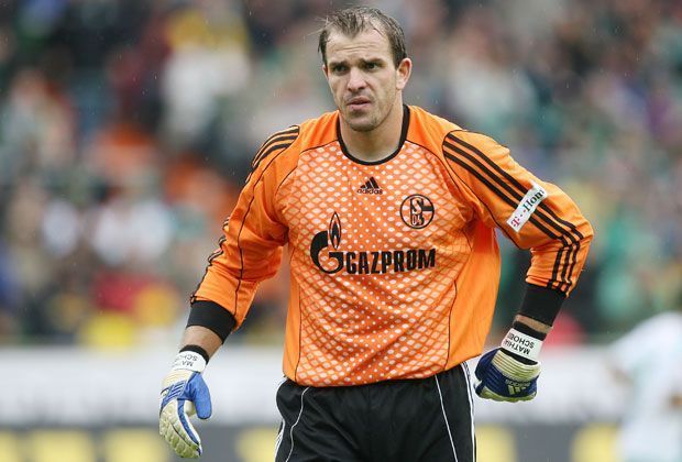 
                <strong>Matthias Schober</strong><br>
                Er verletzte sich zwar nicht, spielte jedoch lediglich eine Minute für die Schalker nach Neuers Weggang. Matthias Schober wurde zu seinem Karriereende noch einmal kurz eingesetzt. Schober spielte von 1994 - 2000 und von 2007 - 2012 für die Knappen.
              