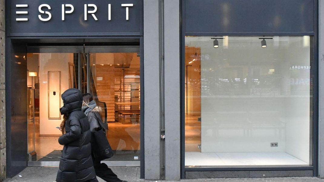 Die Regale in vielen Esprit-Stores sind leergeräumt, denn wie geplant schließt der Modehändler alle seine Pforten aufgrund seiner Insolvenz.