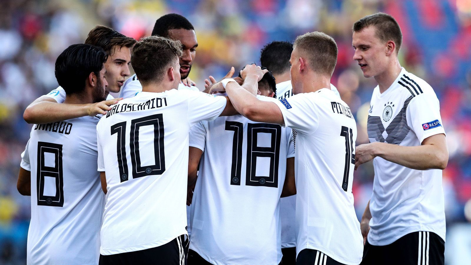 
                <strong>U21-EM: Einzelkritik der DFB-Spieler im Halbfinale gegen Rumänien</strong><br>
                Die deutsche U21-Auswahl steht bei der EM in Italien und San Marino im Finale! Mit einem wahren Kraftakt ringt der Titelverteidiger die Rumänen nach Pausenrückstand mit 4:2 nieder. ran.de benotet die Profis.
              