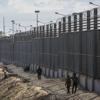 Archivaufnahme: 24. Januar 2024, Palästinensische Gebiete, Rafah: Palästinenser:innen stehen nahe der Grenze zwischen dem Gazastreifen und Ägypten. 