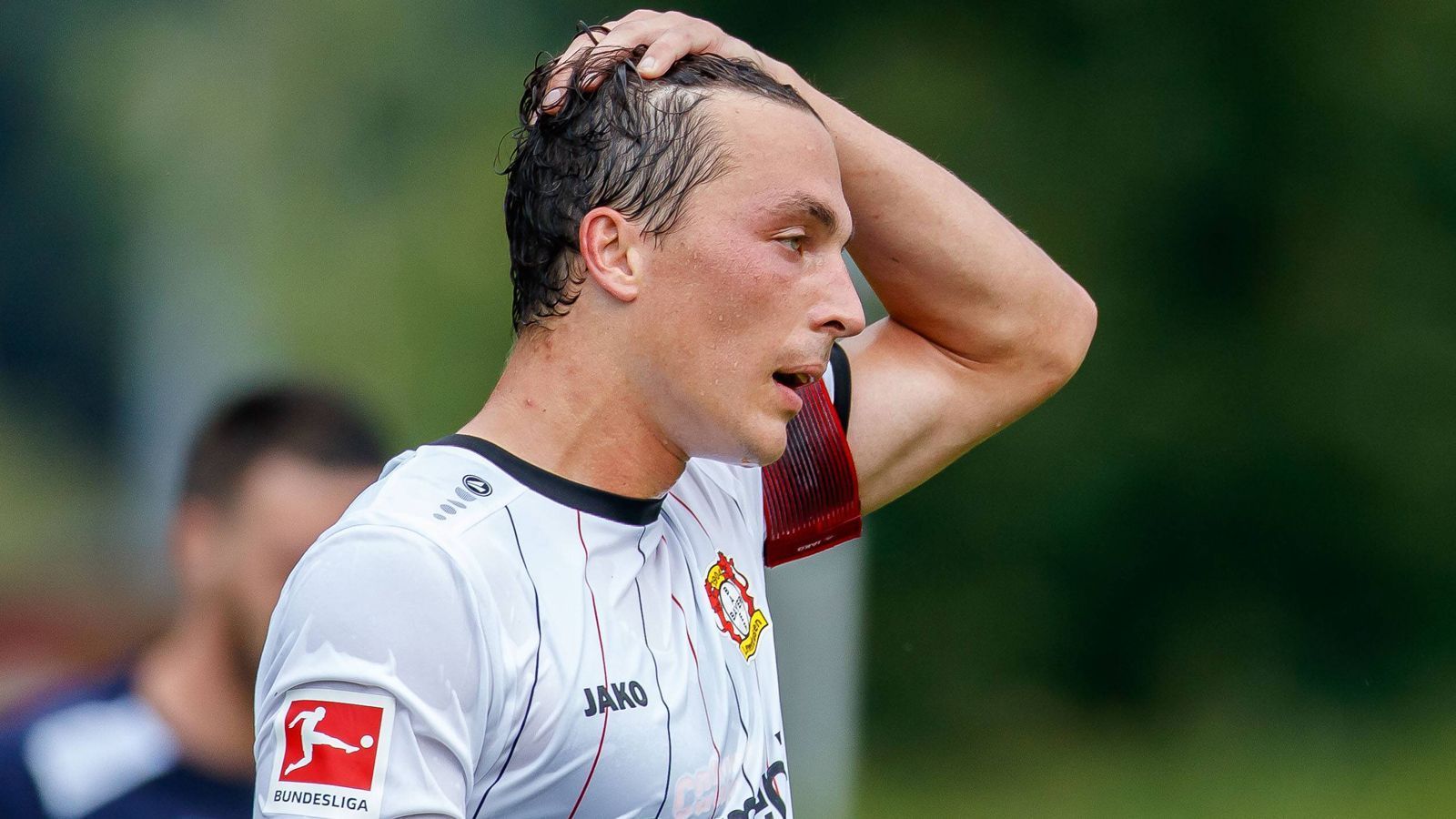 
                <strong>Julian Baumgartlinger (Bayer Leverkusen)</strong><br>
                Innenbandriss im KnieVerletzt seit dem 18. August 2018Prognose: Bayer muss voraussichtlich etwa zwei Monate ohne Julian Baumgartlinger auskommen. Der Mittelfeldspieler erlitt im Pokalspiel beim 1. CfR Pforzheim einen Innenbandriss im linken Knie. Der österreichische Nationalmannschaftskapitän wird nun nach Vereinsangaben konservativ behandelt. Eine Rückkehr wird gegen Mitte Oktober erwartet.
              