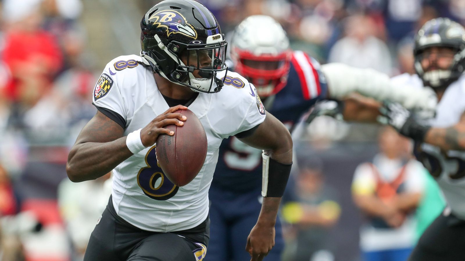 
                <strong>Gewinner: Lamar Jackson (Baltimore Ravens)</strong><br>
                Im viel zu frühen MVP-Rennen dürfte aktuell Lamar Jackson die Nase vorne haben. Zwar stehen die Ravens "nur" bei einer 2-1-Bilanz, jedoch kann Jackson wenig bis gar nichts dafür. Beim Auswärtssieg in New England (38:26) war Jackson mit fünf Touchdowns (vier durch die Luft, einer am Boden) und 325 Total Yards erneut nicht aufzuhalten. Dass ihm eine Interception unterlief, kann man getrost vernachlässigen. Die Leistungen von Jackson sind Fluch und Segen zugleich für die Ravens. Zwar bringen die Top-Zahlen des Quarterbacks einerseits Siege ein, andererseits wird die noch immer nicht erfolgte Unterschrift mit jedem Spiel dieser Güteklasse nur noch teurer.
              