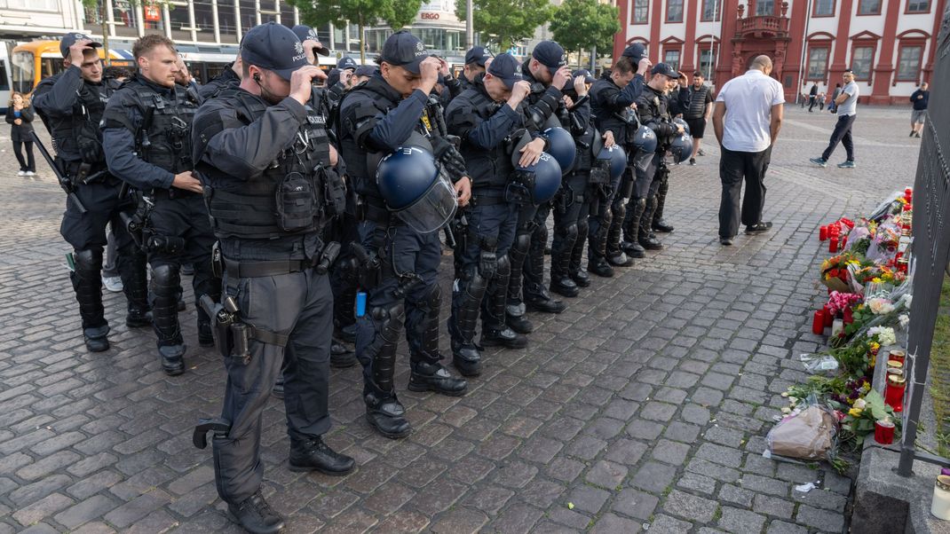 Die Kollegen des getöteten Polizisten am Marktplatz - wenige Minuten nach Bekanntwerden seines Todes.