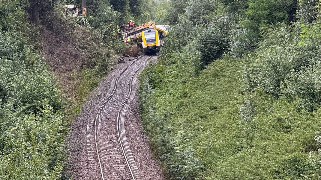 Rettungskräfte suchen in einem entgleisten Zug nach Fahrgästen. Der Personenzug ist im Kreis Biberach entgleist.