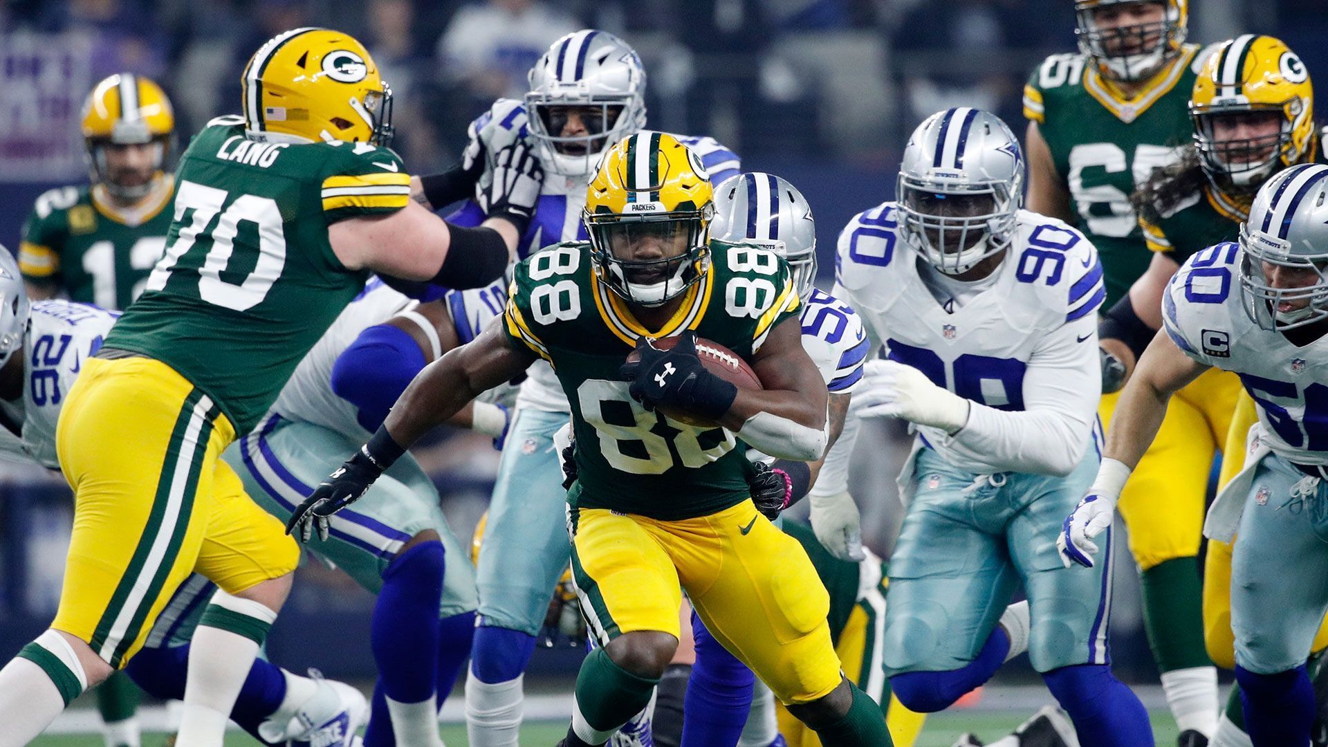 
                <strong>Saison 2016: Divisional Round </strong><br>
                In der Saison 2016 erreichten die Cowboys als Erster der NFC erneut direkt die Divisional Round. Wie zwei Jahre zuvor scheiterte man knapp an Green Bay. Die Packers siegten 34:31.
              