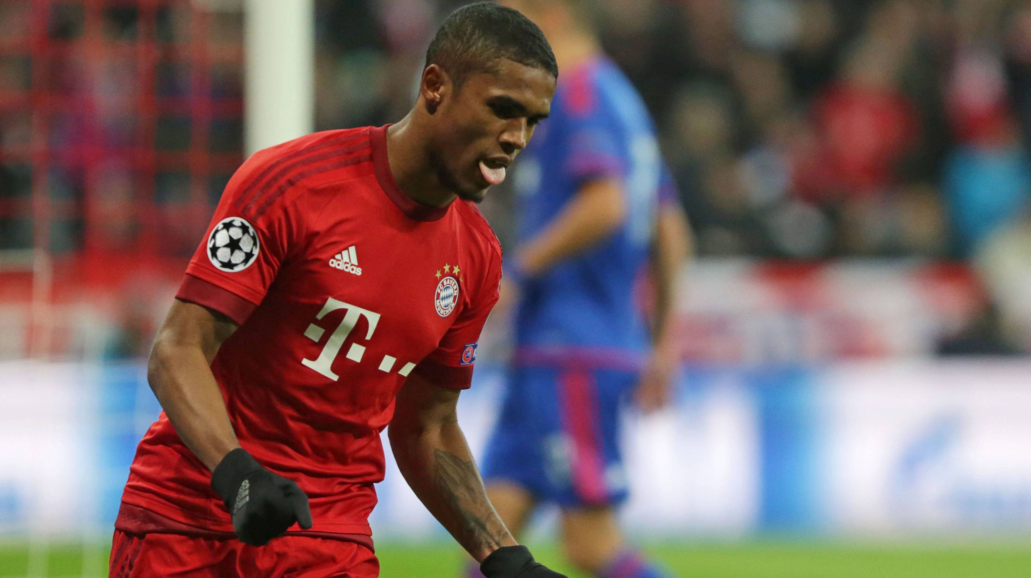 
                <strong>Douglas Costa</strong><br>
                Douglas Costa: Auf der Halbposition sehr agil, mehr ins Spiel integriert als auf dem Flügel. Suchte die Anspiele, war viel auf das direkte Spiel aus. War nach Boatengs Schuss für den Nachschuss zur Stelle Wechselte mit Robbens Aus wieder auf die Außen. Vergab einen Alleingang zum 4:0. ran-Note: 2
              