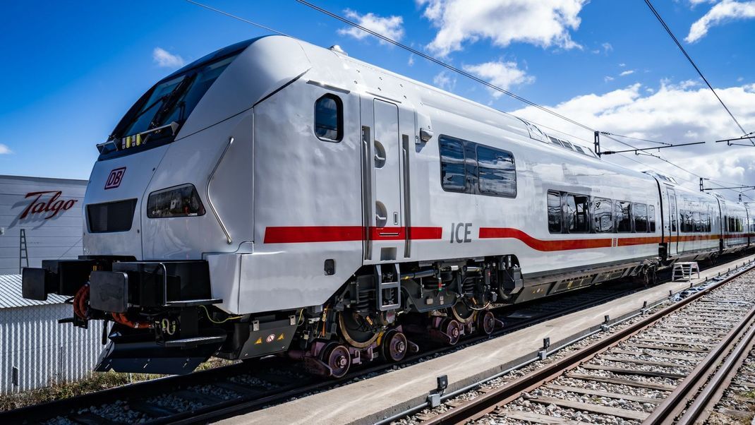 Am Dienstagmorgen (26. September) hat eine Oberleitungsstörung den Bahnverkehr in ganz Deutschland lahmgelegt.