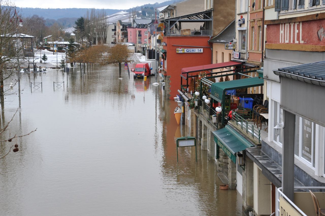 01.12.2010 Die überschwemmte Esplanade im luxemburgischen Moselort Remich wurde infolge der Schneeschmelze überschwemmt.