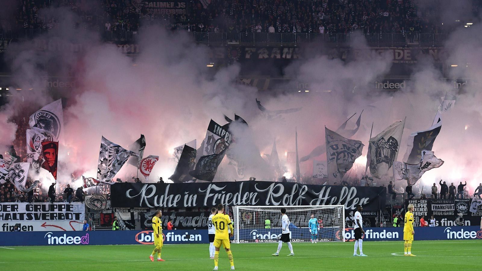 
                <strong>Eintracht-Fans gedenken ehemaligem Präsidenten</strong><br>
                ... letztlich folgte eine Choreo mit jeder Menge Rauch und Lichtblitzen. Ein eindrucksvolles Gesamtbild zu Ehren von Heller. Auch in Leipzig wurde ein Verstorbener geehrt.
              