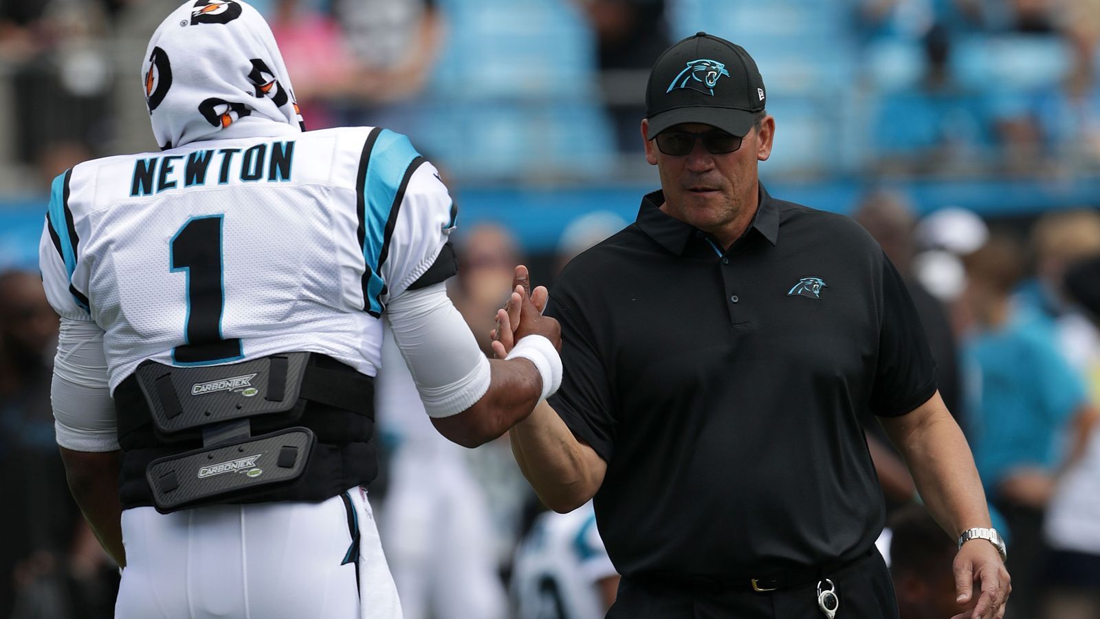 
                <strong>Washington Redskins</strong><br>
                Bei den US-Buchmachern waren die Redskins in den vergangenen Tagen Top-Favorit auf einen Newton-Deal. Und tatsächlich spricht vieles dafür: Mit Ron Rivera steht Newtons einstiger Panthers-Coach an der Seitenlinie. Zudem soll Rivera laut "Fox Sports" einen schlechten ersten Eindruck von der derzeitigen Nummer Eins Dwayne Haskins haben. Mit Newton als Nummer eins mit einem kurzen, leistungsbezogenen Vertrag hätte Rivera einen Quarterback, der seine Sprache versteht und Haskins Zeit geben könnte, dahinter zu reifen. Am Montag dann jedoch der Kurswechsel: Die Redskins holten mit Kyle Allen einen anderen Panthers-Quarterback. ran.de-Prognose: Unwahrscheinlich, dass nach Allen auch noch Newton folgt – zumal mit Alex Smith ein lange verletzter Routinier noch auf seine Chance hofft.
              