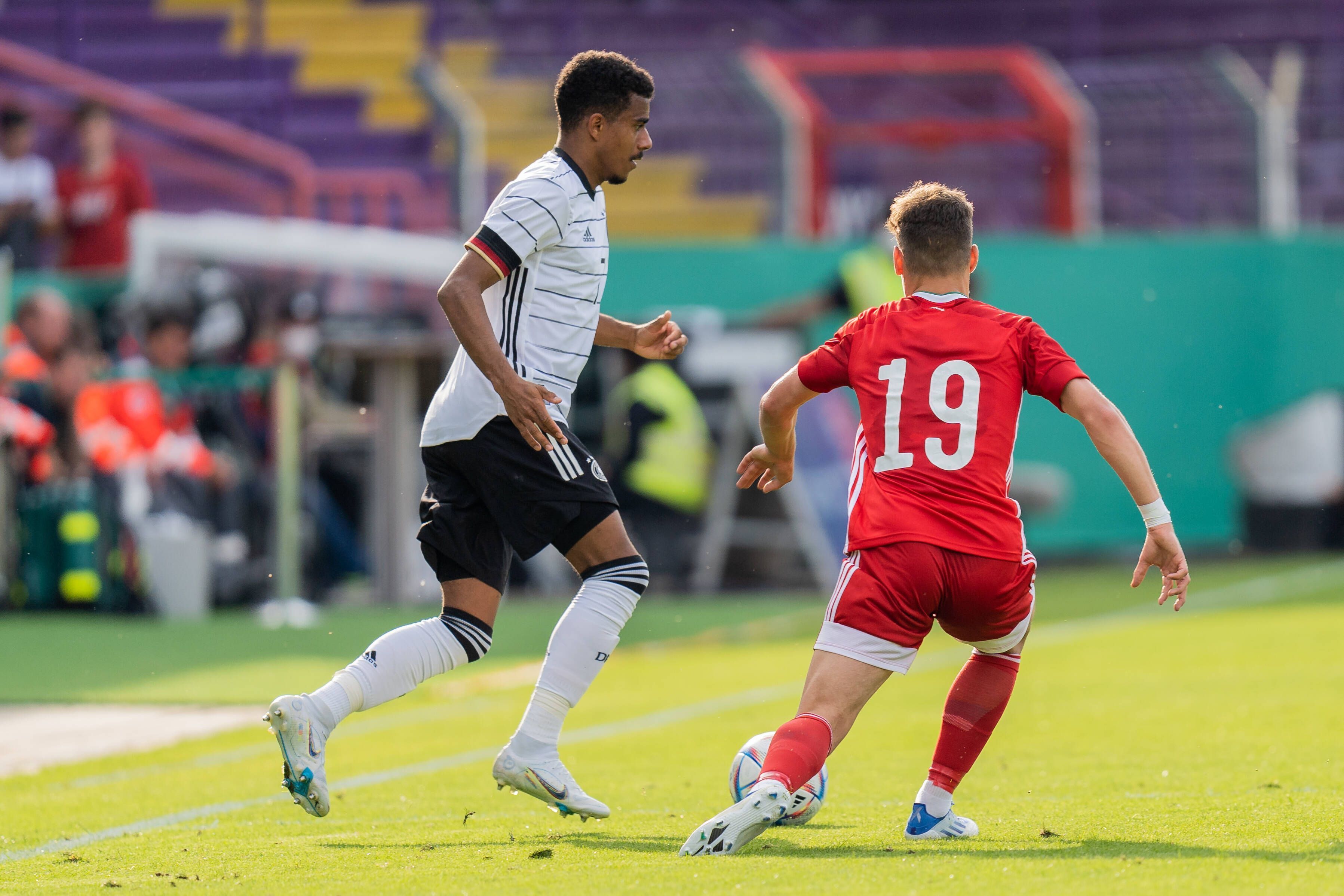 
                <strong>Ansgar Knauff</strong><br>
                Der Europa-League-Sieger von Eintracht Frankfurt wollte unbedingt, das war klar zu erkennen. Doch er erwischte ebenfalls einen eher unglücklichen Tag, an dem dem pfeilschnellen Außenspieler nichts so recht gelingen wollte. Blieb bei seinen Dribblings immer wieder hängen und konnte so kein Tempo aufnehmen. In der zweiten Hälfte leicht verbessert, aber trotz allem weiterhin glücklos in seinen Aktionen. Machte in der 79. Minute Platz für Lemperle. ran-Note: 4
              