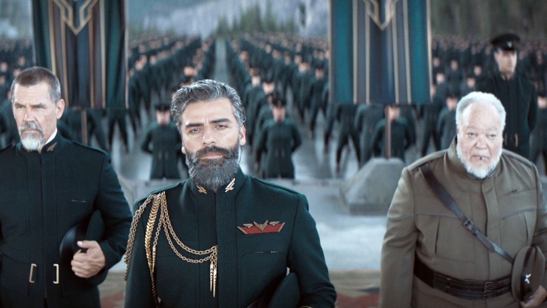 Von links nach rechts: Gurney Halleck (Josh Brolin), Leto Atreides (Oscar Isaac) und Thufir Hawat (Stephen McKinley Henderson), den man an seiner Kennzeichnung an der Lippe leicht als Mentat ausmachen kann.