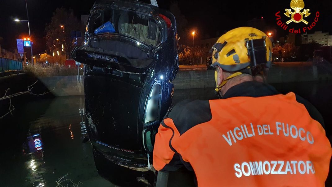 Die Feuerwehr zieht aus dem Kanal Lemene ein verunglücktes Fahrzeug. 