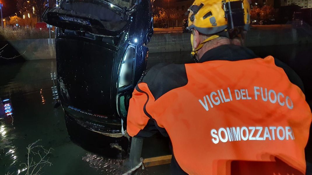 Bei einem Verkehrsunfall in der Nähe von Venedig sind mindestens drei Menschen ums Leben gekommen: Das Auto stürzte in einen Kanal.