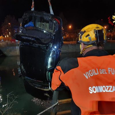 Die Feuerwehr zieht aus dem Kanal Lemene ein verunglücktes Fahrzeug. 