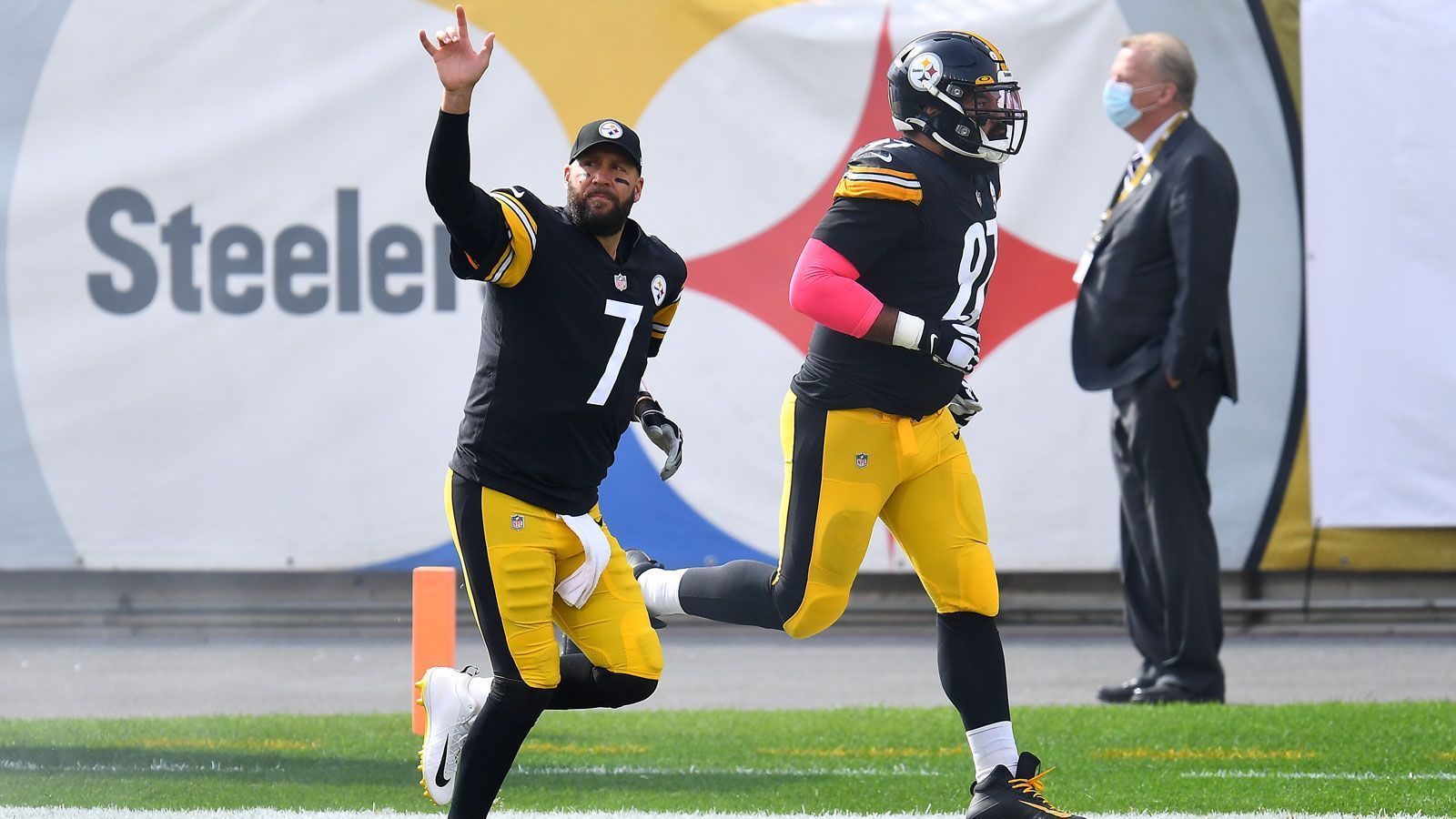 
                <strong>Comeback Player of the Year der ran-Redaktion: Ben Roethlisberger - Pittsburgh Steelers</strong><br>
                In der vergangenen Saison wurde Ben Roethlisberger von einer schweren Schulterverletzung zurückgeworfen und verpasste dadurch fast die komplette Saison. Völlig genesen, führte der 38 Jahre alte Spielmacher seine Steelers mit gewohnter Konstanz zurück an die Spitze der AFC - Stand jetzt. Pittsburgh ist als einziges Team in der NFL noch ungeschlagen, unter anderem auch dank Roethlisberger, der bisher zwar nur 1,934 Yards und 18 Touchdowns erzielt hat, im Gegenzug aber auch wenig Fehler macht.
              