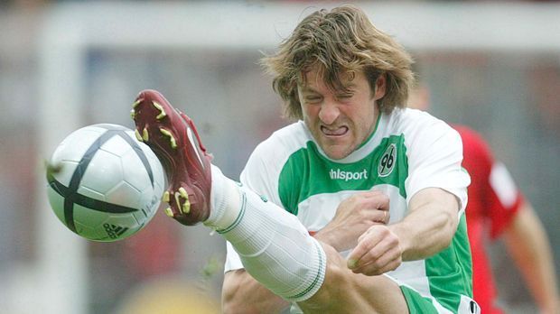 
                <strong>Platz 4: Thomas Christiansen (42 Spiele)</strong><br>
                Platz 4: Thomas Christiansen (42 Spiele). Fünf verschiedene Vereine durchlief er in der spanischen Primera Division ohne ein Tor zu erzielen! Dabei stand er 53 Minuten länger auf dem Platz als Minhoca (3.096 Min.). Kurios: In der Bundesliga (2001 - 2003 Bochum, 2003 - 2006 Hannover) wurde der dänische Spanier 2003 Torschützenkönig.
              
