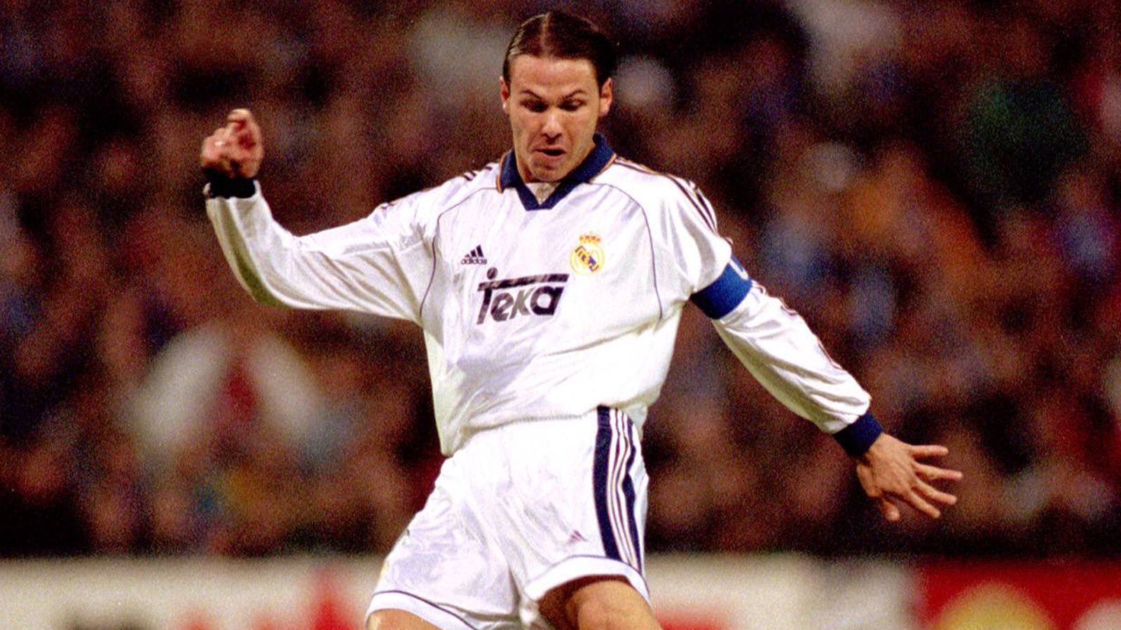 
                <strong>Fernando Redondo</strong><br>
                Er wurde gefeiert in Madrid. Nicht zuletzt, weil er seiner Mannschaft zum Champions-League-Titel 1999/2000 verhalf und der Mittelfeldmann zum Spieler der Saison in der Champions League gewählt wurde. 221 Spiele absolvierte er zwischen 1994 und 2000. Immer akkurat: die Frisur.
              