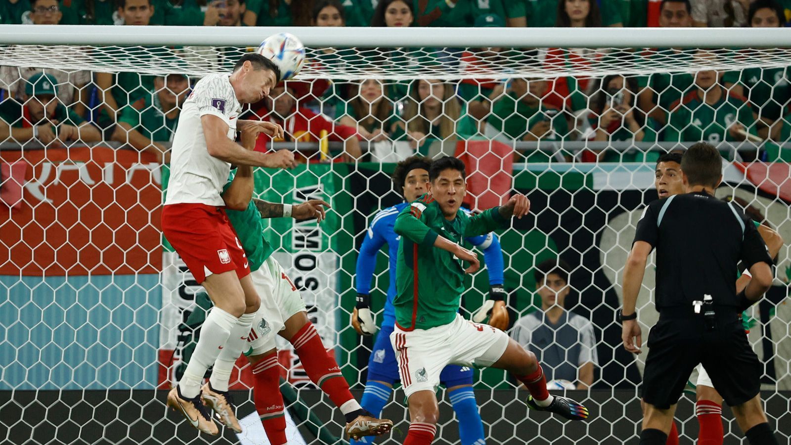 
                <strong>Lewandowski-Watch: So schlug sich Polens Stürmer gegen Mexiko</strong><br>
                Die Szene aus einer anderen Perspektive. Der Kopfball wird der einzige Abschluss des langjährigen FC Bayern-Stürmers in der ersten Halbzeit bleiben.
              