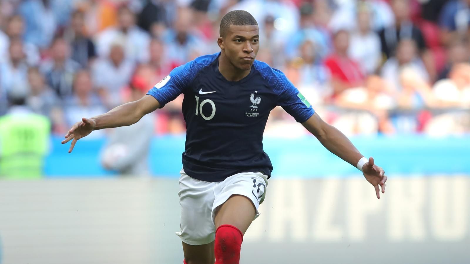 
                <strong>Kylian Mbappe (Frankreich)</strong><br>
                Stürmer-Star Kylian Mbappe fehlte beim Abschlusstraining der Franzosen am Montag. Trainer Didier Deschamps gab am Montagabend aber diesbezüglich Entwarnung: "Selbst wenn aus Gründen der Vorsicht vier Spieler eine Einheit verpassen, werden morgen alle zur Verfügung stehen".
              