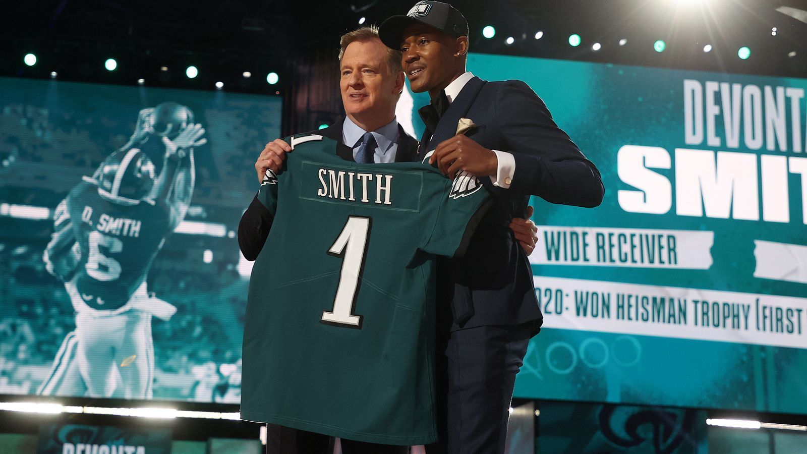 
                <strong>10 Picks von Alabama und ...</strong><br>
                Angeführt von Heisman Trophy-Gewinner DeVonta Smith, der an Nummer 10 zu den Philadelphia Eagles ging, fanden zehn Spieler aus dem Programm der Alabama Crimson Tide einen NFL-Klub, darunter sechs in der 1. Runde. Dies sind: Jaylen Waddle, Patrick Surtain, Mac Jones, Alex Leatherwood, Najee Harris, Landon Dickerson, Christian Barmore, Deonte Brown, Thomas Fletcher.
              