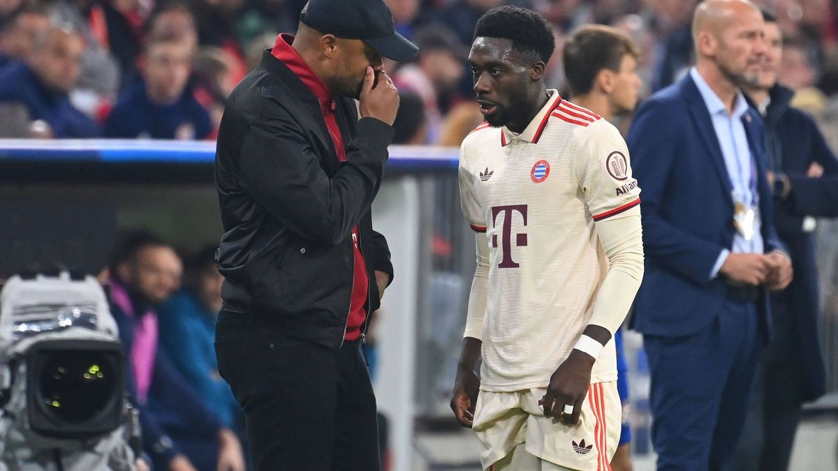 Trainer Vincent KOMPANY (Bayern Muenchen) mit Alphonso DAVIES (Bayern Muenchen), Gestik,gibt Anweisungen, Fussball Champions League , FC Bayern Muenchen - GNK Dinamo Zagreb 9-2 am 17.09.2024, A L L...