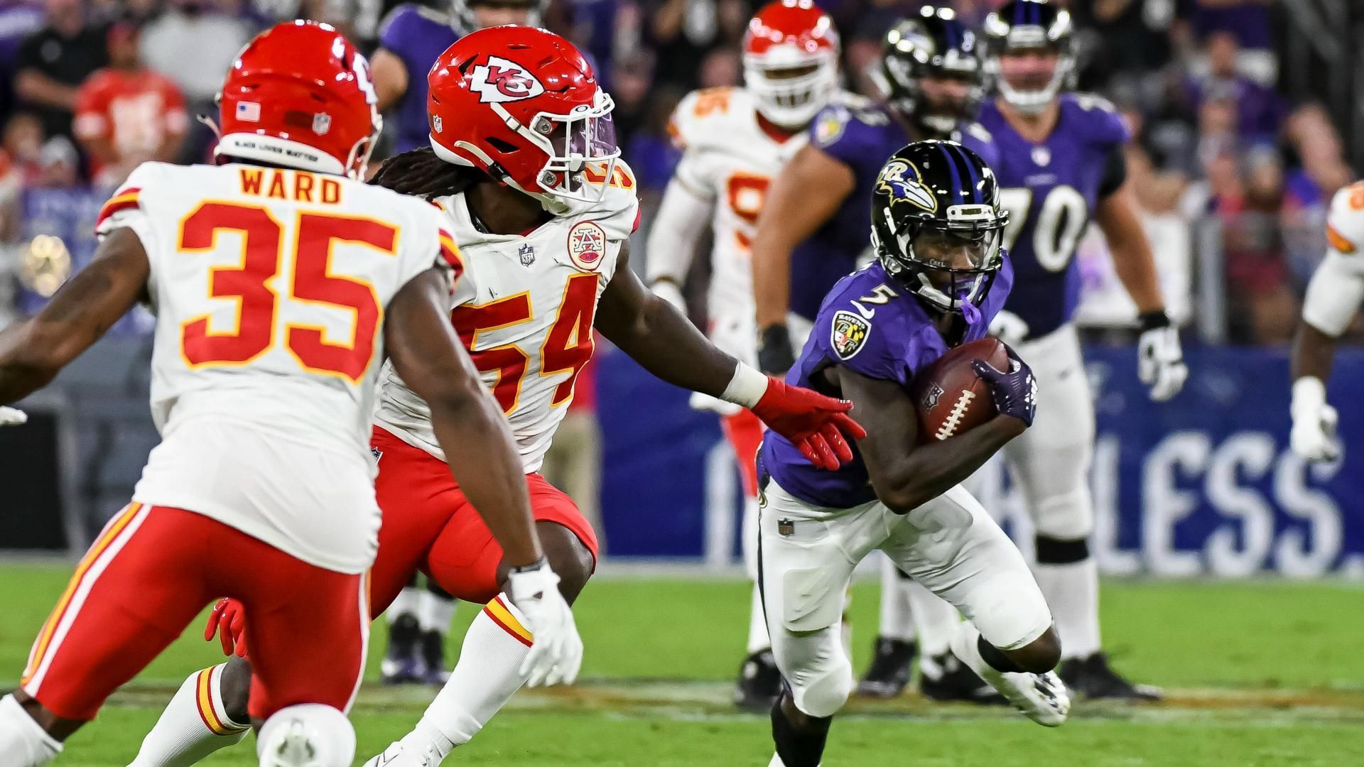 
                <strong>Wide Receiver: Marquise Brown (Baltimore Ravens) </strong><br>
                Es scheint, als könne Marquise "Hollywood" Brown die Erwartungen der Baltimore Ravens an ihn endlich erfüllen. Der Wide Receiver verbuchte in den ersten beiden Saisonspielen 182 Receiving Yards und zwei gefangene Touchdowns. Er etabliert sich dabei als wichtigstes Ziel für Franchise-Quarterback Lamar Jackson. Gegen die verwundbare Defense der Detroit Lions winkt den Ravens am Sonntag ein Schützenfest. Die Lions-Secondary ließ in den ersten beiden Spielen schon sechs Touchdowns durch die Luft zu. Wenn es einen perfekten Zeitpunkt gibt, dem Ravens-Receiver das Vertrauen zu schenken, dann in Week 3. 
              