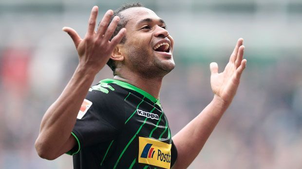 
                <strong>Raffael-(Borussia-Mönchengladbach)</strong><br>
                Raffael (Borussia Mönchengladbach): "Ich würde für Deutschland spielen", verrät der Stürmer der "Bild". Bundestrainer Joachim Löw hat aber anscheinend keine Verwendung für den 30-Jährigen. Dabei muss man gute Stürmer in Deutschland schon fast mit der Lupe suchen.
              