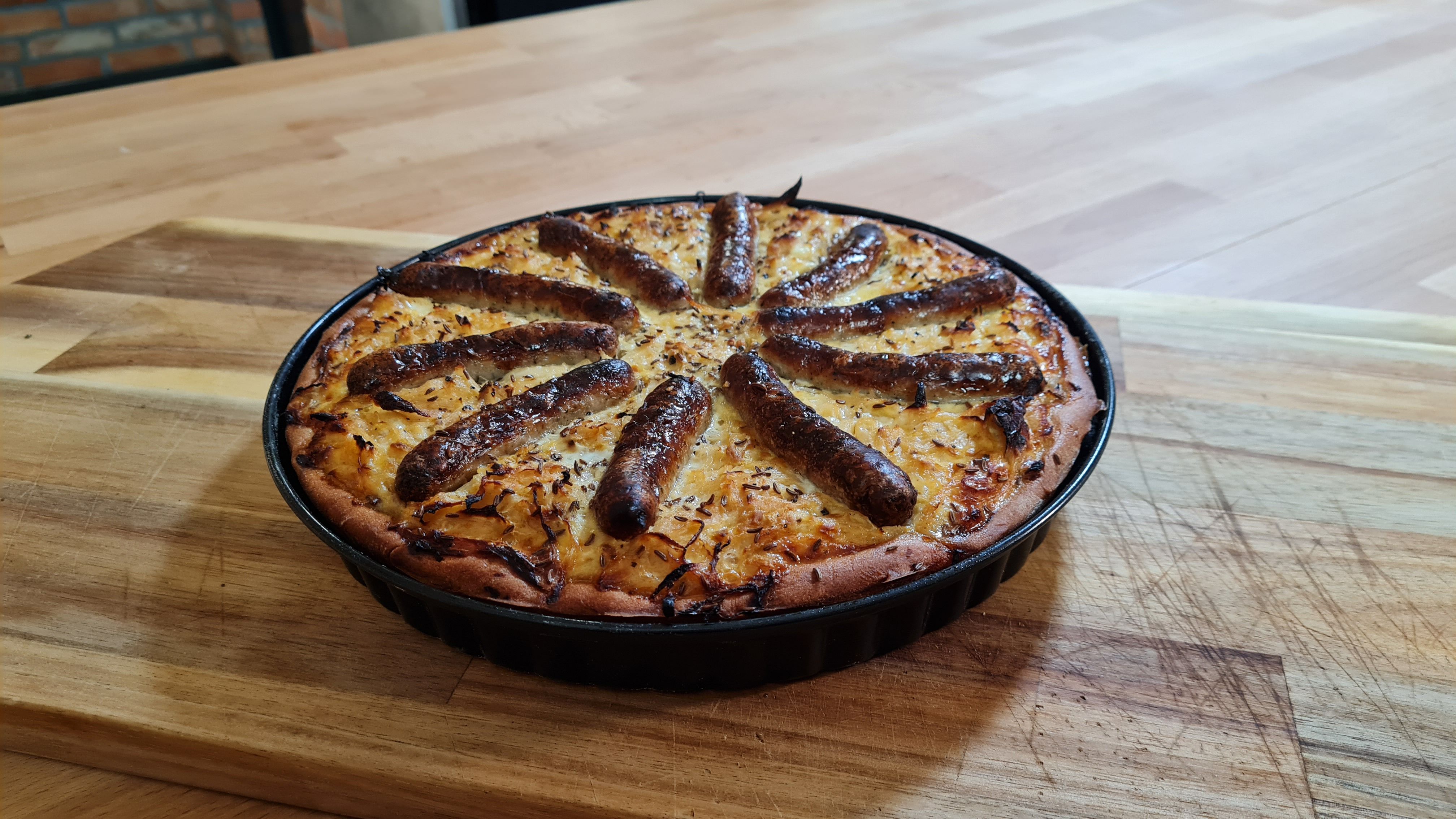 Der saftige Bratwurst-Kuchen mit Sauerkraut Füllung!