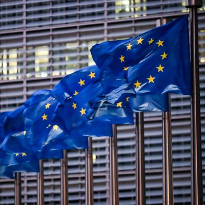 Flaggen vor der EU-Kommission