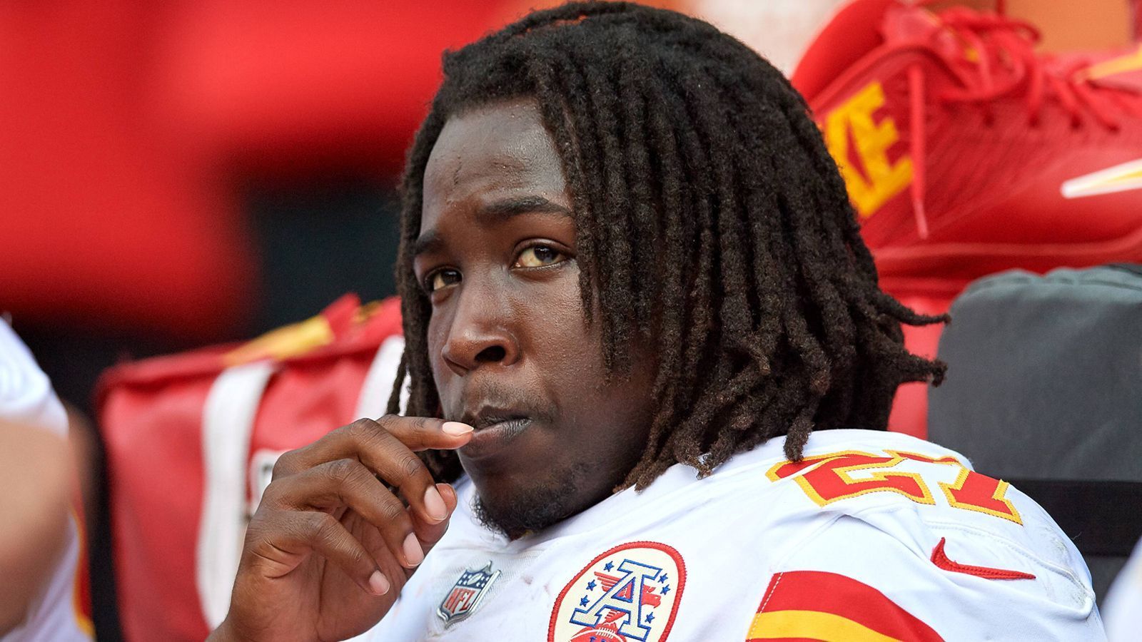 
                <strong>Verlierer: Kareem Hunt </strong><br>
                Kareem Hunt gilt als einer der großen Running Backs der Zukunft in der NFL. Nun steht der 23-Jährige vor den Scherben seiner jungen Karriere. Der ehemalige Star-Rusher der Kansas City Chiefs verbaut sich mit einer unbedachten Aktion seine Verdienste der Rookie-Saison 2017 und der Erfolge 2018. Dann taucht Ende November ein Video auf, worauf zu sehen ist, wie er eine Frau schubst und tritt. Problem: Zuvor belügt er die Chiefs über jenen Vorfall. Die Chiefs sind knallhart, entlassen ihn daraufhin. Seine Zukunft in der NFL ist ungewiss, die Untersuchungen laufen noch.
              