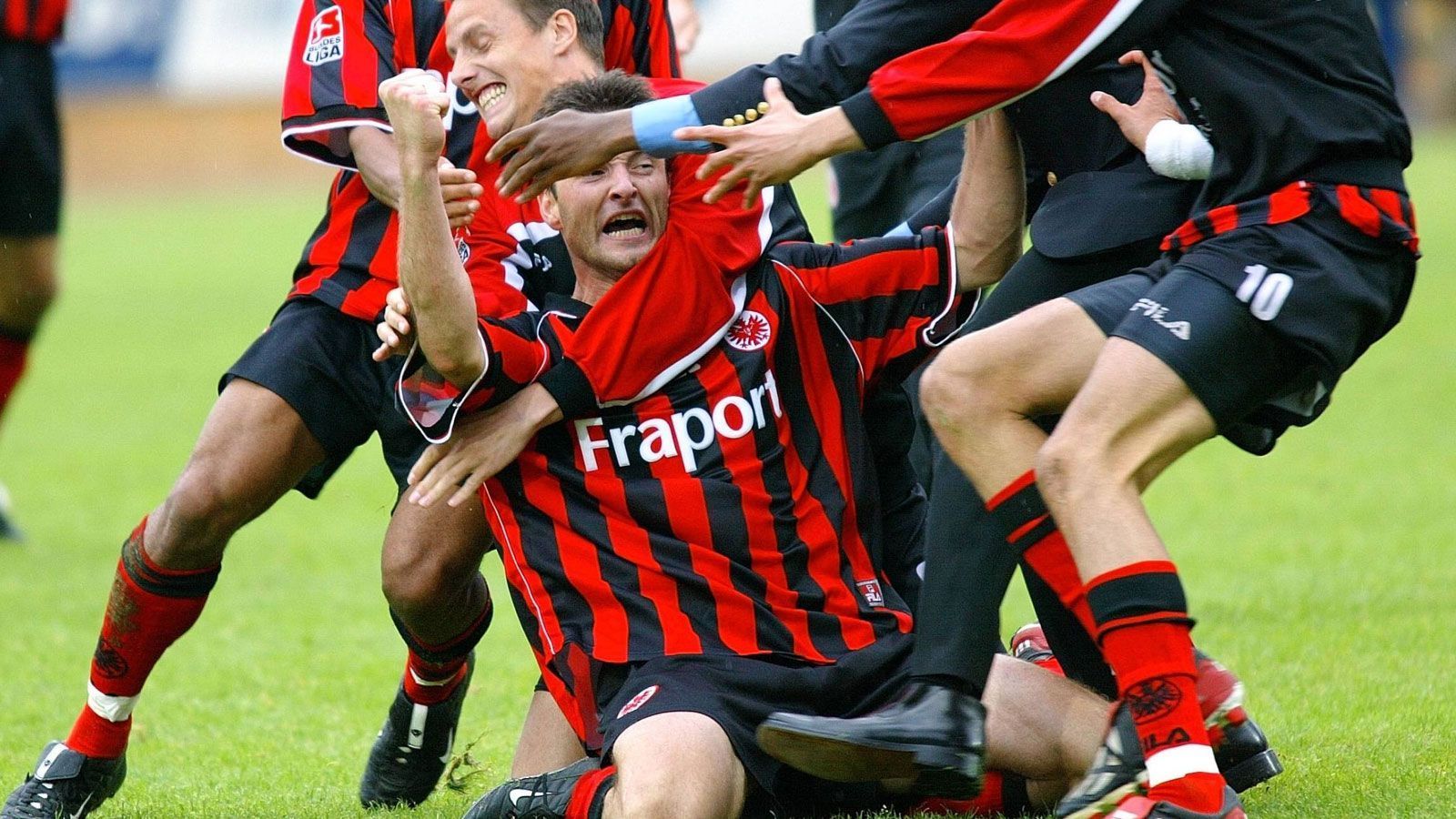 
                <strong>Defensives Mittelfeld: Alexander Schur</strong><br>
                "Alexander Schur, Wunder der Natur!" - so wurde "Schui" von den Fans der Eintracht gefeiert. Was Rode heute ist, war Schur früher. Er arbeitete und rackerte im Mittelfeld und schonte weder sich noch den Gegner. Und dann ist das dieser eine Kopfball, der in Frankfurt nie vergessen wird. Am letzten Spieltag der Saison 2002/03 wuchtete Schur den Ball tief in der Nachspielzeit zum 6:3 gegen Reutlingen in die Maschen, der schon verspielt geschienene Aufstieg wurde doch noch war. Das Stadion explodierte. Und alle skandierten: "Alexander Schur, Wunder der Natur!"
              