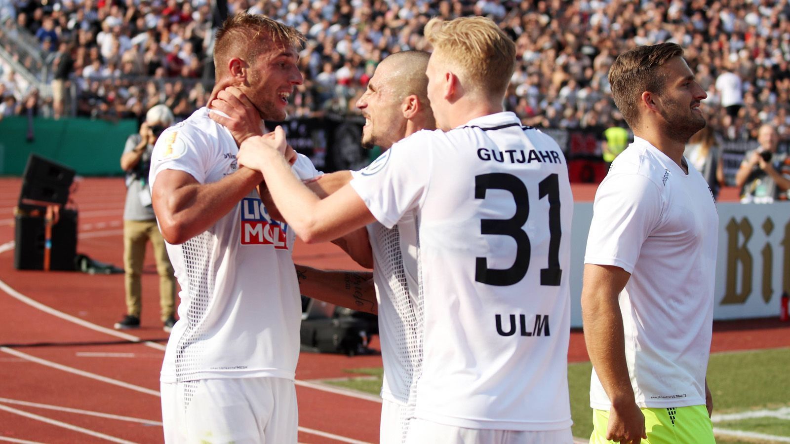 
                <strong>SSV Ulm (Regionalliga Südwest) </strong><br>
                Schon im vergangenen Jahr erwiesen sich die Ulmer als echter Pokalschreck und lehrten den damaligen Pokalsieger Eintracht Frankfurt das fürchten. 2:1 setzte sich der Regionalligist am Ende durch. In diesem Jahr muss der FC Heidenheim ins nur knapp 50 Kilometer entfernte Ulm. Die Heidenheimer erwiesen sich wiederum im Pokal beim FC Bayern als harte Nuss. Spannung zwischen dem Viert- und Zweitligisten im Ulmer Donaustadion scheint also garantiert.
              