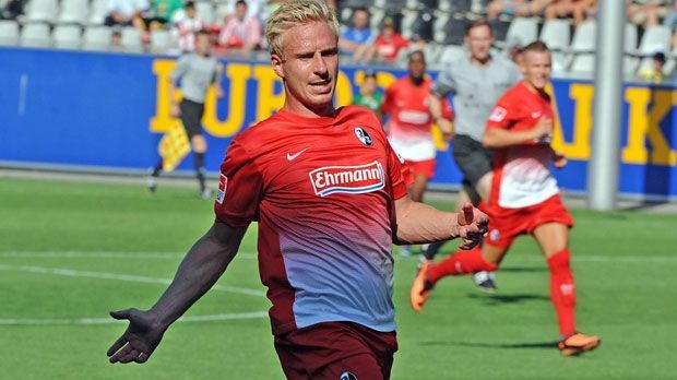 
                <strong>SC Freiburg Heimtrikot</strong><br>
                Der SC Freiburg spielt jetzt in der Europa League und auch beim Design des neuen Trikots, scheint sich der SC international orientiert zu haben. Der FC Barcelona ist in der vergangenen Saison mit Trikots in ähnlicher verwaschener Optik aufgelaufen
              